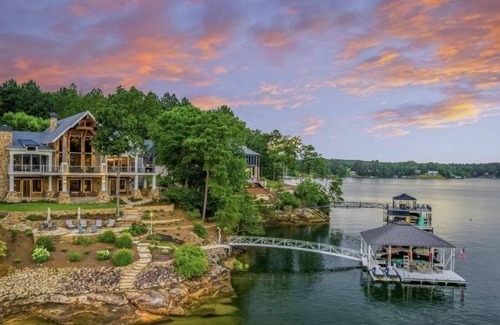 Crane Hill Casa | Luxury Lake House Retreat