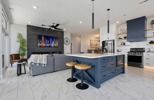 Watertown Apartamento | Luxury Lakefront Condo with Private Hot Tub and Sauna