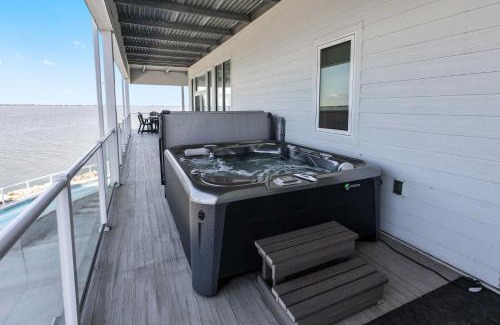 Watertown Apartamento | Luxury Lakefront Condo with Private Hot Tub and Sauna
