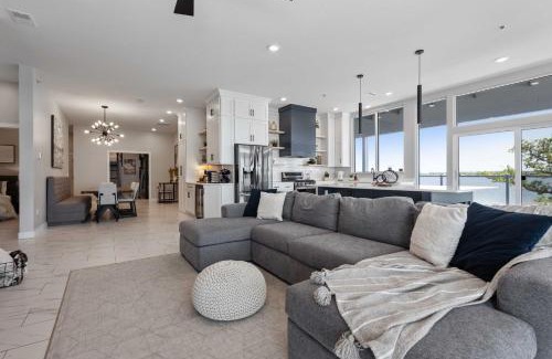 Watertown Apartamento | Luxury Lakefront Condo with Private Hot Tub and Sauna