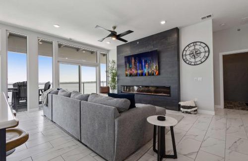 Watertown Apartamento | Luxury Lakefront Condo with Private Hot Tub and Sauna
