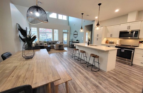 Okanagan-Similkameen Casa | Luxury Lakefront Escape – Steps from Beach & Pools!