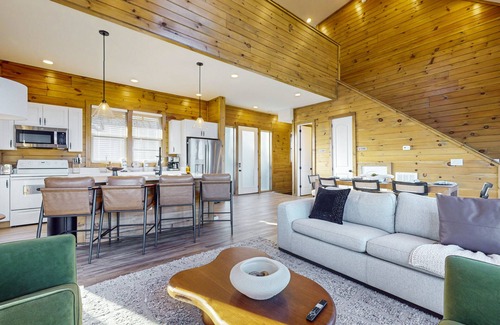 Sevierville Cabina | Luxury lakefront home with private pool, hot tub, & free attraction tickets
