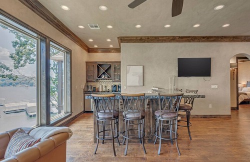 Cleora Apartamento | Luxury Lakefront Home