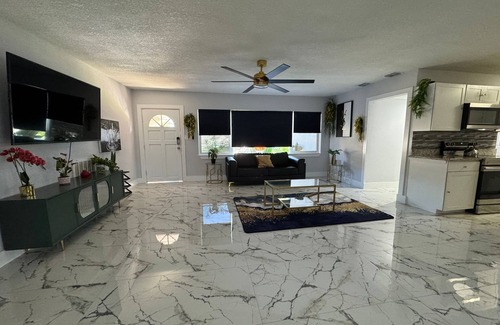 Orlando Casa | Luxury Lakefront Pool Near Orlando Airport & Disney