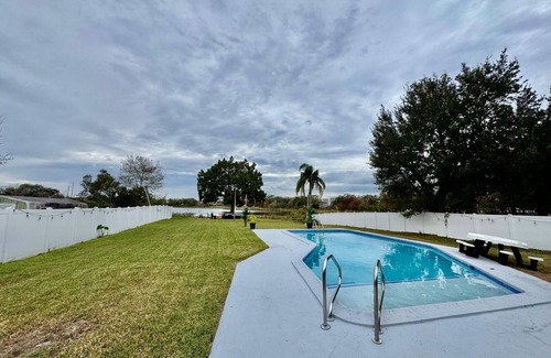 Orlando Casa | Luxury Lakefront Pool Near Orlando Airport & Disney