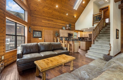 Lampe Chalet De Esquí | Chalet de lujo frente al lago ~ 2 piscinas ~ Amenidades GRATUITAS ~ Muelle ~ Kayaks ~ MiniGolf ~ Tobogán acuático