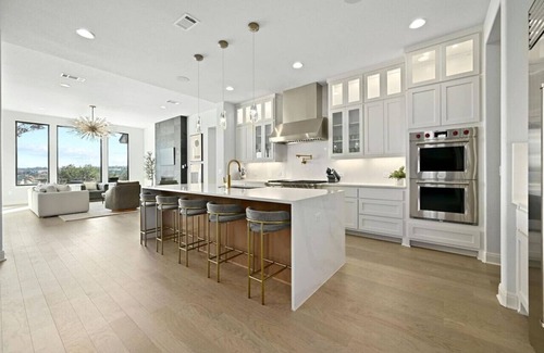 Leander Casa | Luxury Lakefront Travis -Heated Pool/Games/Theater