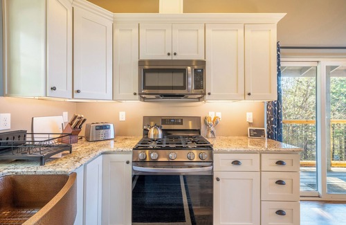 Mason County Casa | Luxury Lakehouse on Maggie lake w/ AC, outdoor fireplace, BBQ & water activities