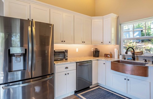 Mason County Casa | Luxury Lakehouse on Maggie lake w/ AC, outdoor fireplace, BBQ & water activities