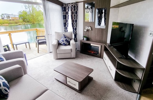 Malton Cabina | Luxury Lakeside Lodge 5 Star Country Park Huge Veranda Private Fishing Peg