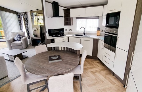 Malton Cabina | Luxury Lakeside Lodge 5 Star Country Park Huge Veranda Private Fishing Peg