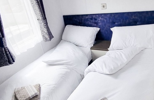 Malton Cabina | Luxury Lakeside Lodge 5 Star Country Park Huge Veranda Private Fishing Peg