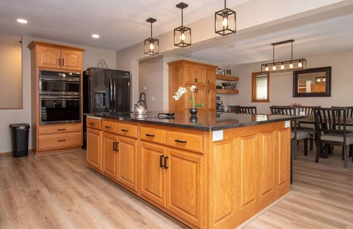 Fargo Casa | Luxury Living: Central 5 Bedroom Pool House