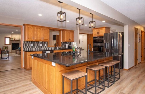 Fargo Casa | Luxury Living: Central 5 Bedroom Pool House