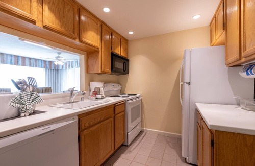 San Diego Country Estates Hotel | Luxury Living in the Heart of Ramona! Full Kitchen, Free Parking & Pool!