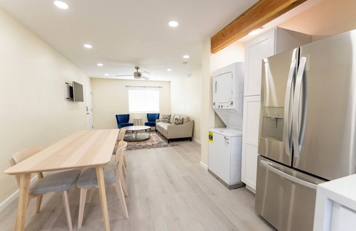 Downey Apartamento | Luxury Living Redefined with a Charming 2-bedroom apartment in Downey
