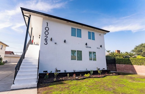 Downey Apartamento | Luxury Living Redefined with a Charming 2-bedroom apartment in Downey