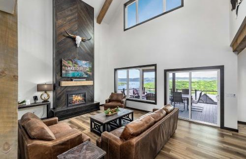 Kimberling City Casa | Luxury Lodge 5 - FREE Kayaks/Canoes - TWO Pools~Resort Dock