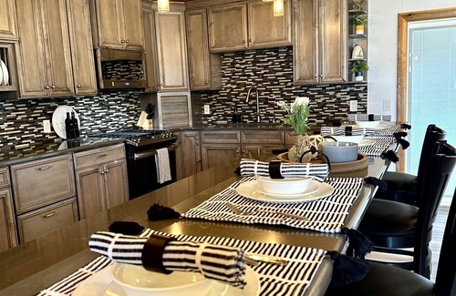 Waynoka Cabina | Luxury Lodge near Little Sahara. Perfect for Outdoor Adventure & Family Retreats