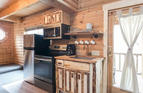 Millersburg Apartamento | Luxury Lodge Suite with Jacuzzi - Near Berlin Ohio