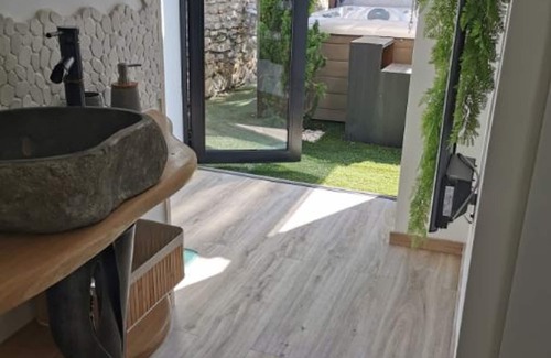 Cognat-Lyonne Cabaña | Refugio de Paz: Jardín Provenzal, Piscina Privada y Spa