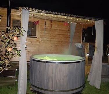 Moville Chalet De Esquí | Luxury log cabin with wood fired hot tub