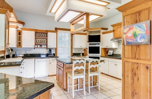 New Iberia Casa | Luxury Mansion on pond + pool + gameroom