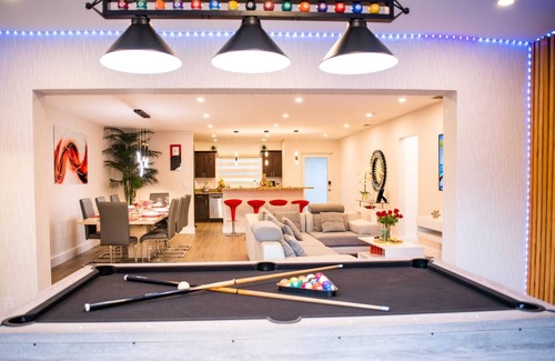 Ives Estates Villa | Luxury Miami Villa /Beach /9Bds /Heated POOL /BBQ / Firepit / Games / Golf