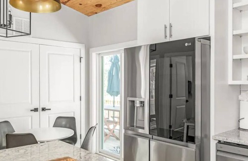 Lake Lure Casa | Luxury Modern 2BR+Loft Cabin near Chimney Rock!