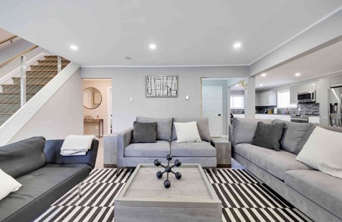 Tobyhanna Casa | Luxury Modern 6BR Pocono Home Near All Attractions