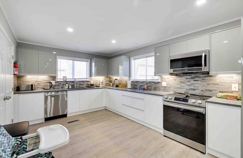 Tobyhanna Casa | Luxury Modern 6BR Pocono Home Near All Attractions