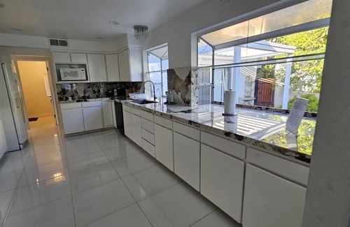 Woodland Hills Casa | Luxury Modern best Prime Location Retreat PRIVATE POOL HOME Jacuzzi SPA 4 BDR