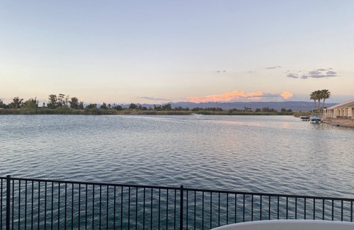 Mohave Valley Casa | LUJO MODERNO DREAM HOME, recién construido Water Front 4 bdm Oasis + Vistas + Pool Table