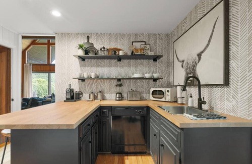 Leicester Casa | Luxury Modern Mountain Retreat near Asheville with Hot tub