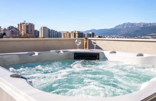 Mejasi Apartamento | Luxury modern penthouse w jacuzzi & huge terrace