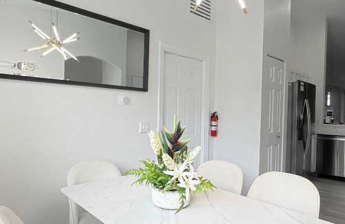 Hillcrest Estates Casa | Luxury Modern Pool House close to theme parks, dining and shopping.