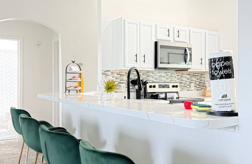 Hillcrest Estates Casa | Luxury Modern Pool House close to theme parks, dining and shopping.
