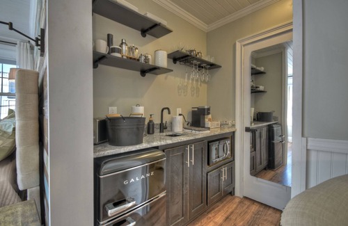 Blue Ridge Apartamento | Luxury modern rustic suite in downtown Blue Ridge - Newly Remodeled & Updated!