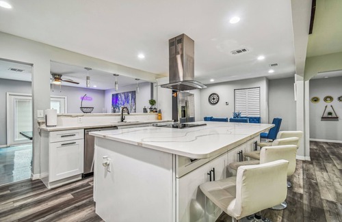 Limona Improvement Casa | Luxury Modern spacious 5Bedroom/3Bathroom, Theater room a game room and pool.