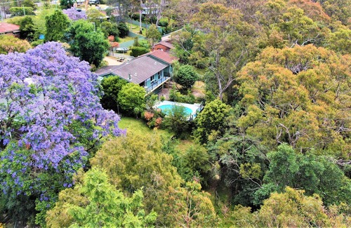Winmalee Casa | Luxury Mountain Retreat, Swimming Pool, A/C with Forest Views
