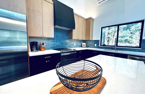 Glacier Cabina | Luxury Mt. Baker Retreat with Hot Tub and Fast Wi-Fi
