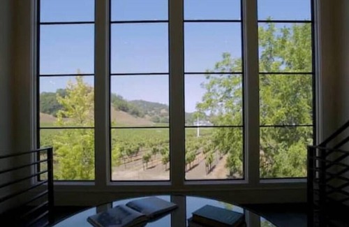 Napa Casa | Luxury Napa Estate with Private Vineyard & Lake