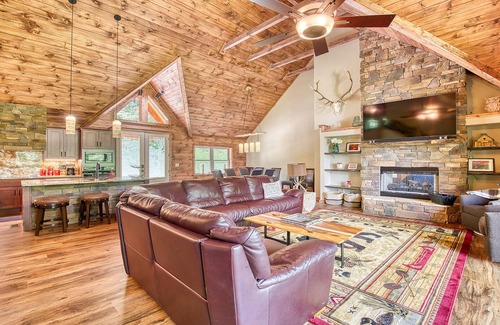 Maggie Valley Cabina | Luxury Newly Built Cabin, 4 King Suites, Sleeps 12 !