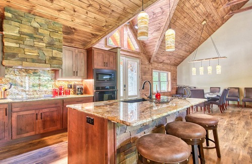 Maggie Valley Cabina | Luxury Newly Built Cabin, 4 King Suites, Sleeps 12 !