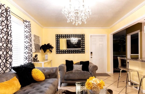 Buechel Casa | Luxury Newly Remodeled House w/ lrg deck and fenced yard