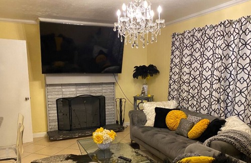 Buechel Casa | Luxury Newly Remodeled House w/ lrg deck and fenced yard
