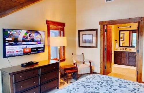Truckee Casa | Luxury Northstar Home| hot tub| walk to ski lifts