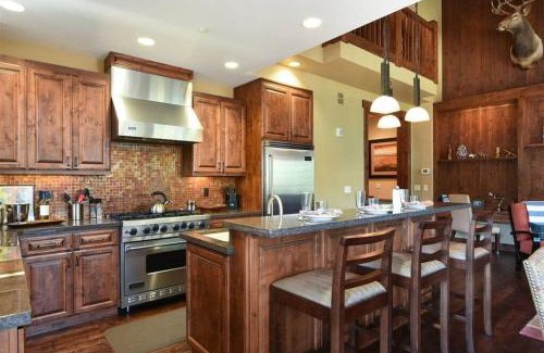 Truckee Casa | Luxury Northstar Home| hot tub| walk to ski lifts