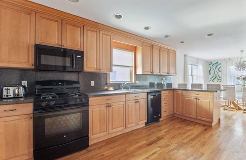 White Plains Casa | Luxury NY Home with Game Room & Free Parking